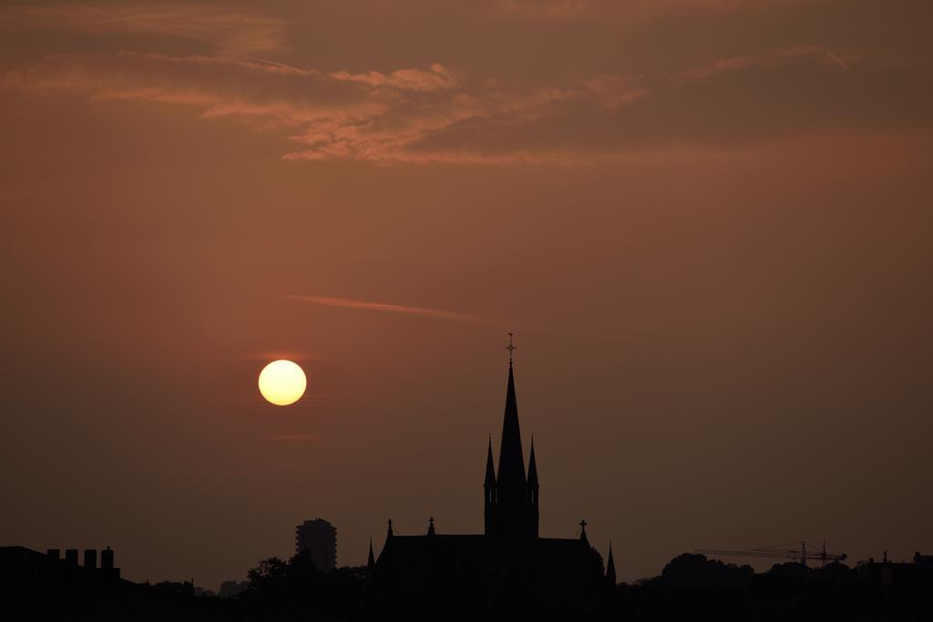 Hotel Belvue Sint-Jans-Molenbeek ภายนอก รูปภาพ